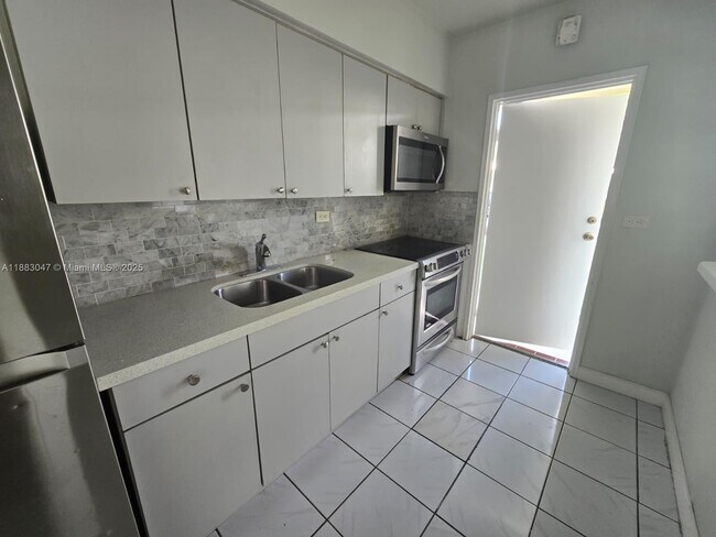 71 NW 76th St in Miami, FL - Building Photo - Building Photo