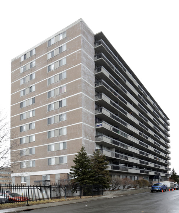 Dow's Lake Towers in Ottawa, ON - Building Photo