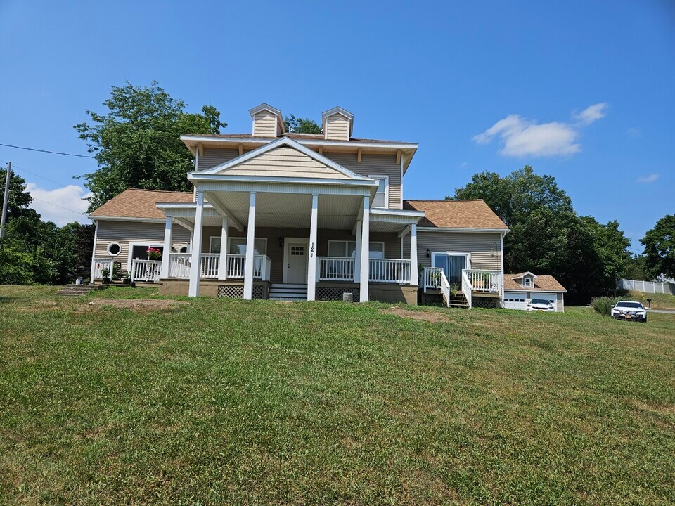 121 Brunswick Rd, Unit APT 6 in Troy, NY - Building Photo