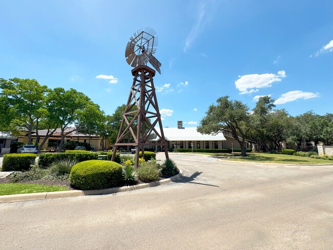 Elm Hollow Apartments in Helotes, TX - Foto de edificio - Building Photo