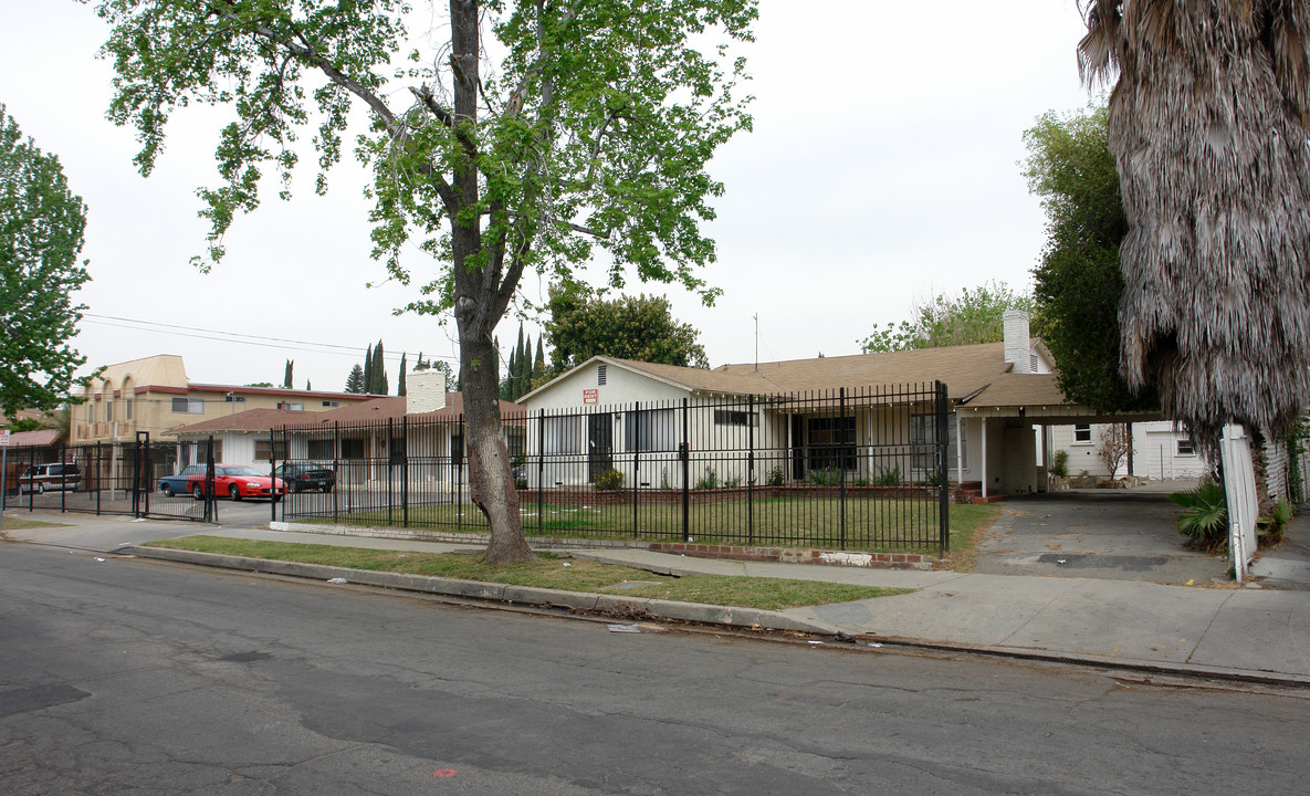 14653-14657 Blythe St in Panorama City, CA - Building Photo