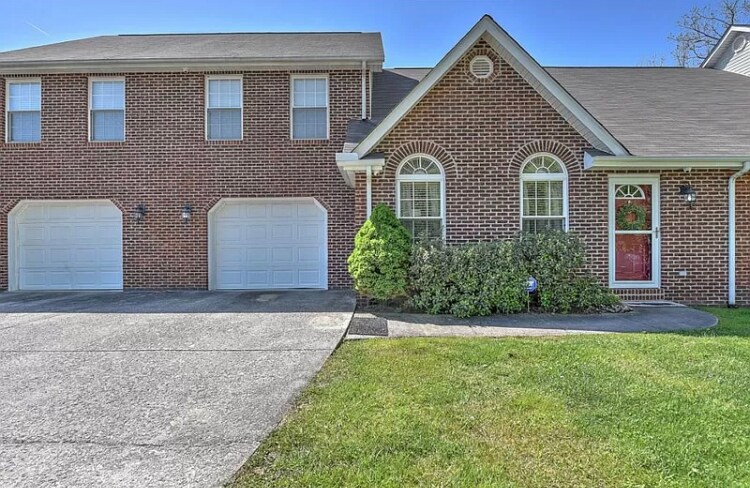 1831 E Oakland Ave in Johnson City, TN - Building Photo