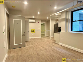 3 Ayr Rd, Unit A in Boston, MA - Foto de edificio - Building Photo