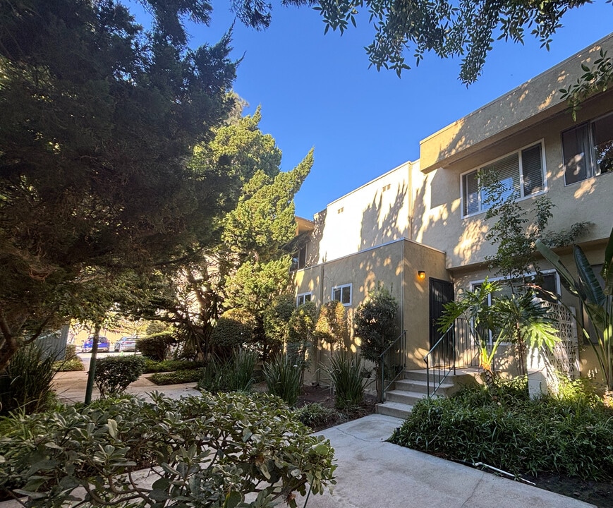 11138 Aqua Vista St in Studio City, CA - Foto de edificio
