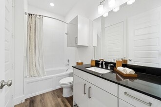 Luxe of Denton in Denton, TX - Foto de edificio - Building Photo