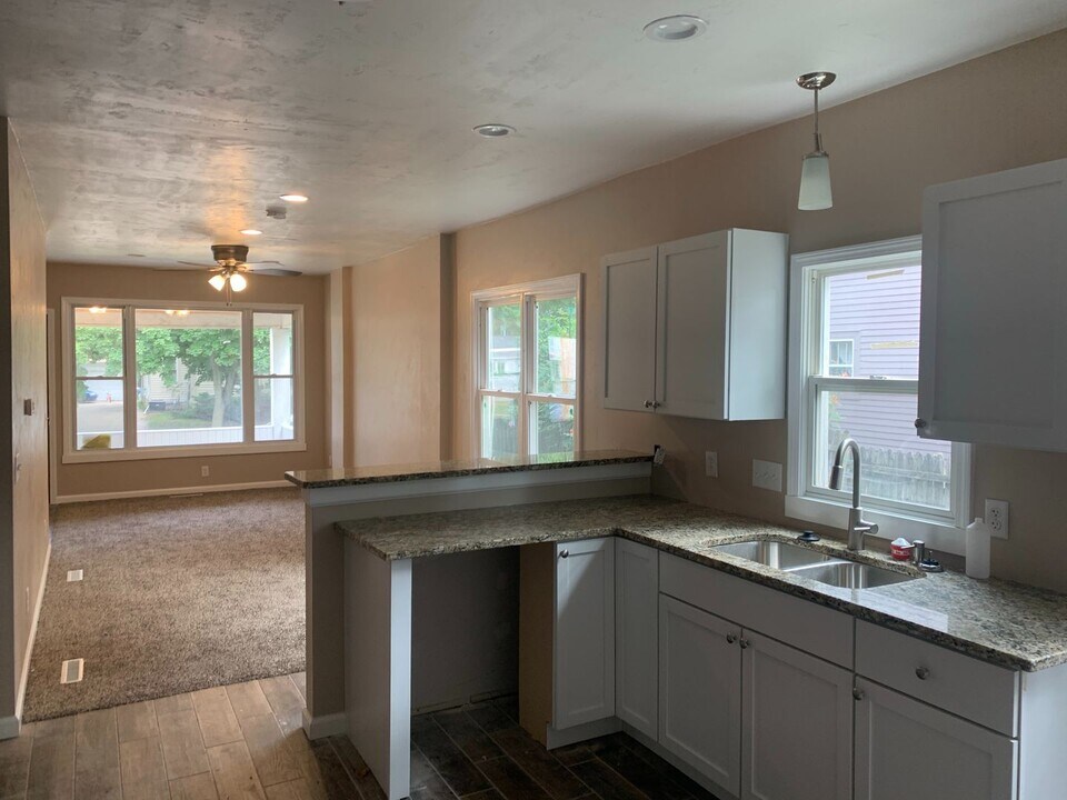 321-321 Caroline St in Janesville, WI - Building Photo