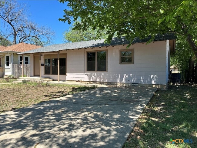726 E Humphreys St in Seguin, TX - Building Photo - Building Photo