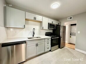 2320 W 47th Ave in Kansas City, KS - Building Photo - Building Photo