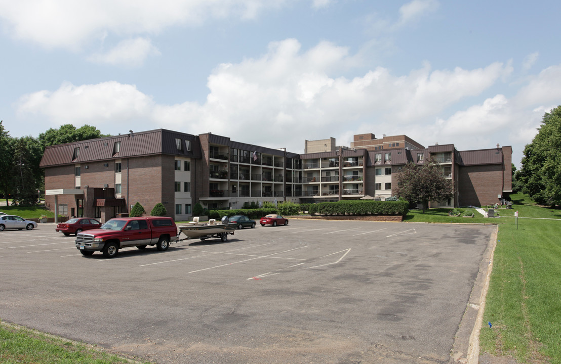 Wolfe Lake Apartments in St. Louis Park, MN - Building Photo