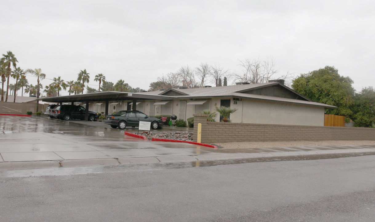 Huge one-bedroom with a large private patio in Phoenix, AZ - Building Photo