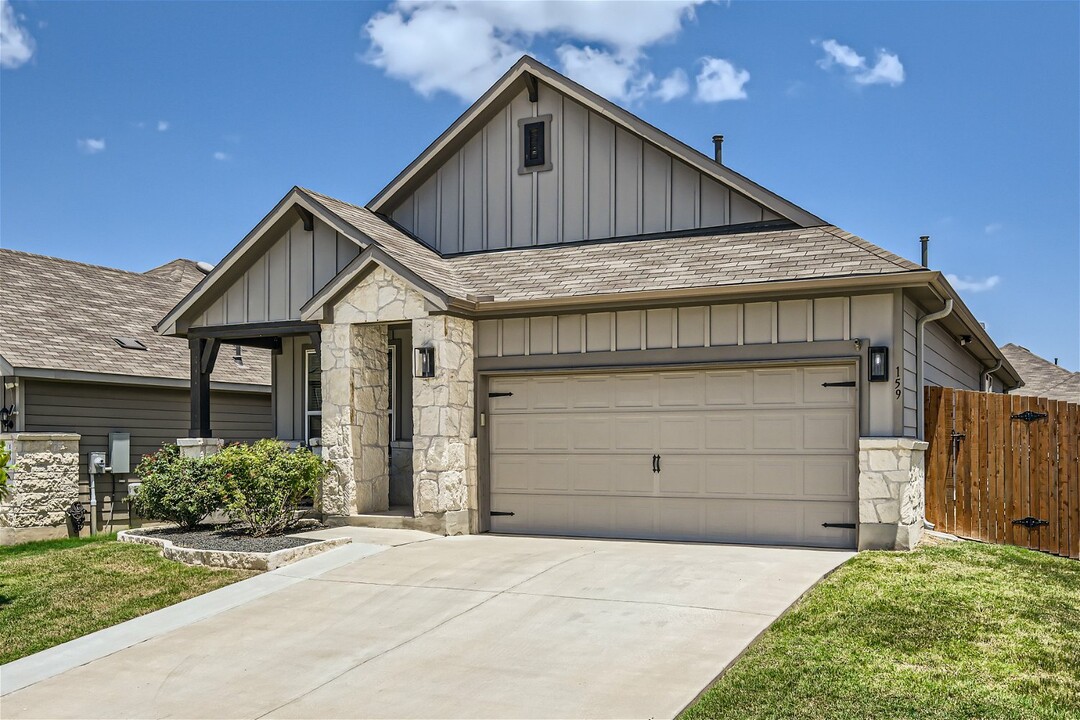 159 Bayberry Cir in Mustang Ridge, TX - Building Photo