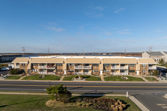 1340 Ocean Ave in Sea Bright, NJ - Foto de edificio - Building Photo