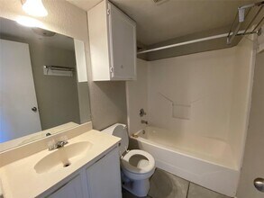 701 W Sycamore St, Unit 206 in Denton, TX - Building Photo - Building Photo