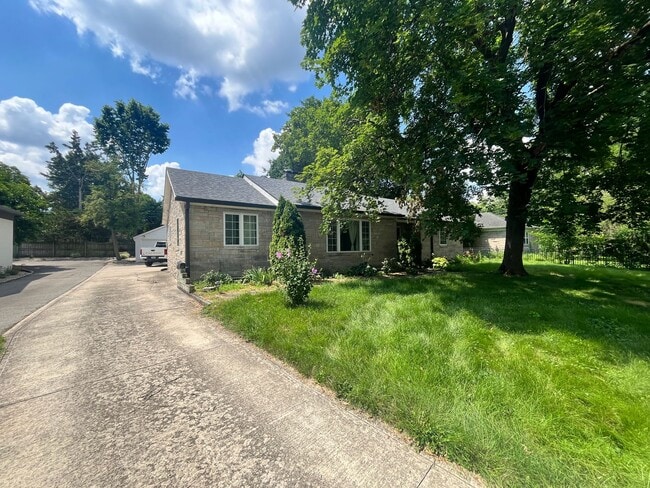 41 Kessler Blvd W Dr in Indianapolis, IN - Building Photo - Building Photo