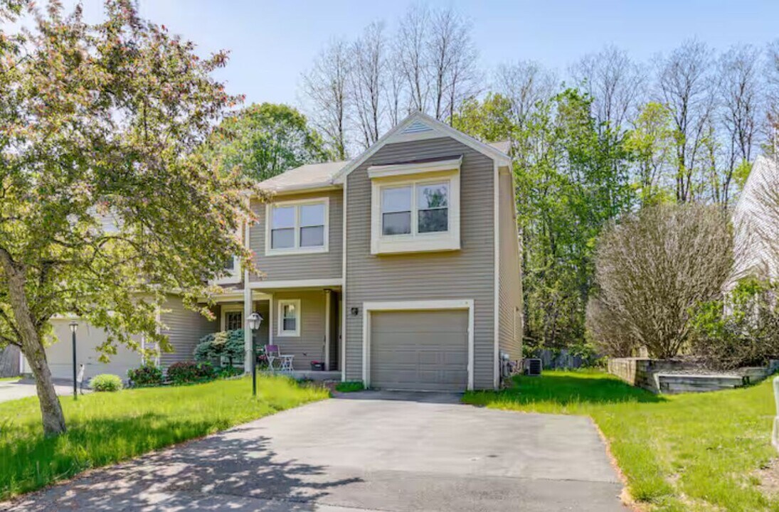 214 Walnut Ln in Slingerlands, NY - Building Photo
