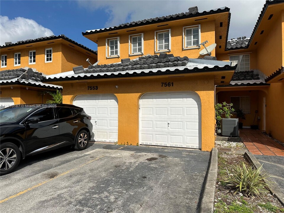 7561 NW 176th Terrace in Hialeah, FL - Building Photo