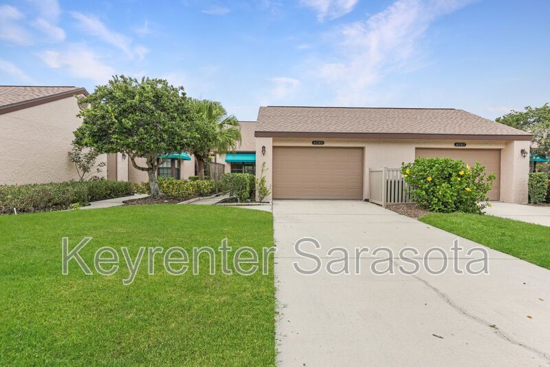 6085 Clubside Dr in Sarasota, FL - Building Photo