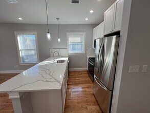 29 Alpine St, Unit 2 in Somerville, MA - Building Photo - Building Photo