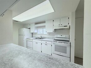 8608 Lake Isle Dr in Temple Terrace, FL - Building Photo - Building Photo