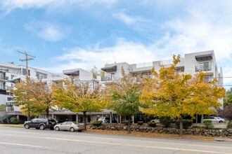 Maple Leaf Plaza in Seattle, WA - Foto de edificio - Building Photo