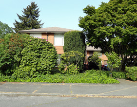 Saraman Apartments in Seattle, WA - Building Photo - Building Photo