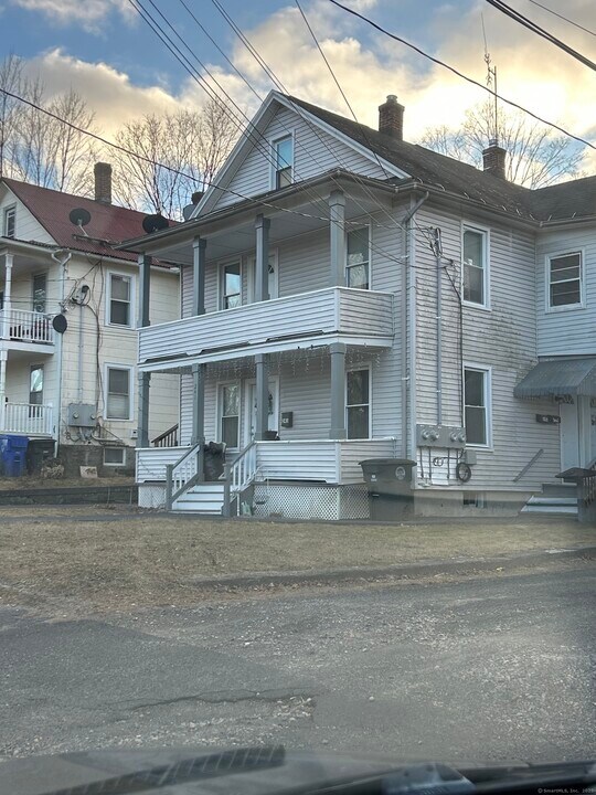 243 Riverside Ave in Torrington, CT - Building Photo