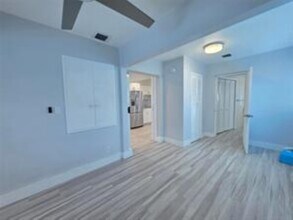 250 NE 42nd Ct in Oakland Park, FL - Foto de edificio - Building Photo