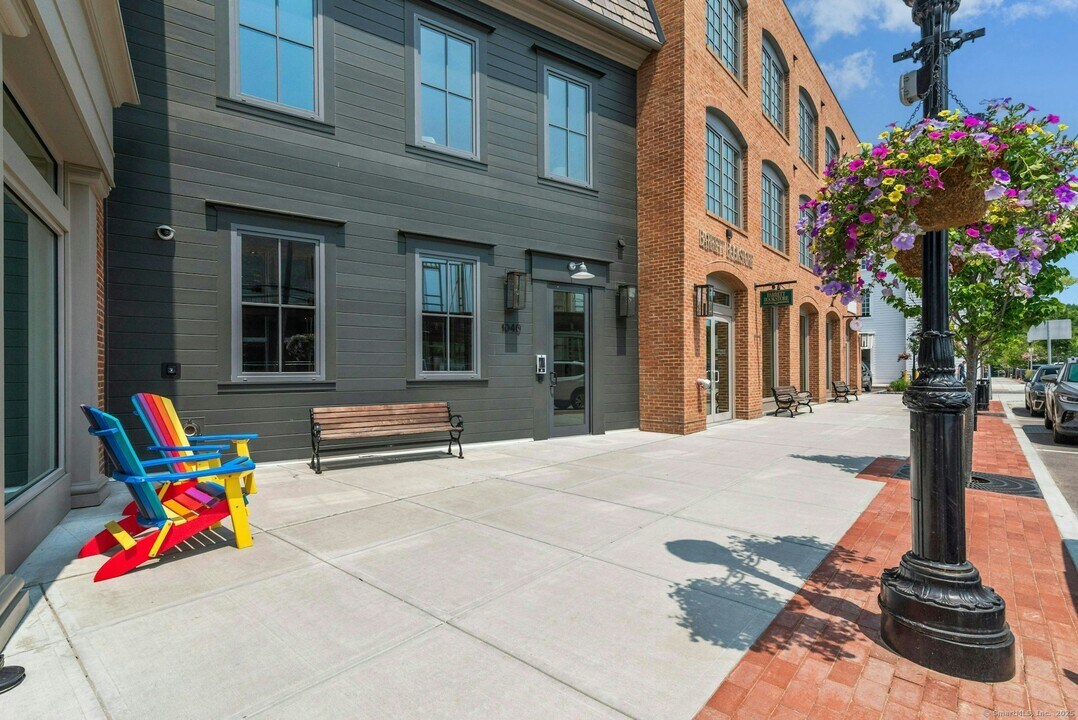 1040 Boston Post Rd in Darien, CT - Building Photo
