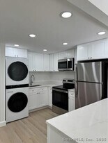 38 Putnam Green in Greenwich, CT - Building Photo