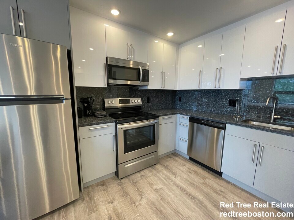 1028a Commonwealth Ave, Unit 305 in Boston, MA - Foto de edificio