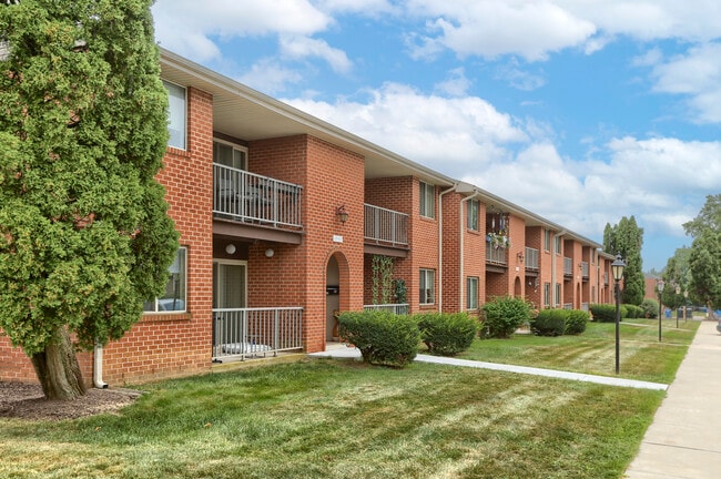 Delbrook Manor Apartments in Mechanicsburg, PA - Building Photo - Building Photo