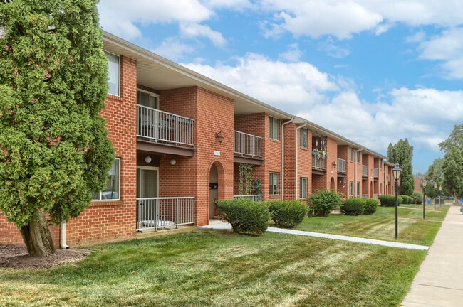 Delbrook Manor Apartments in Mechanicsburg, PA - Foto de edificio - Building Photo