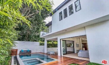 748 N Detroit St in Los Angeles, CA - Foto de edificio - Building Photo