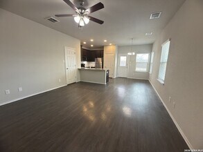 5611 Rio Cyn in Converse, TX - Foto de edificio - Building Photo