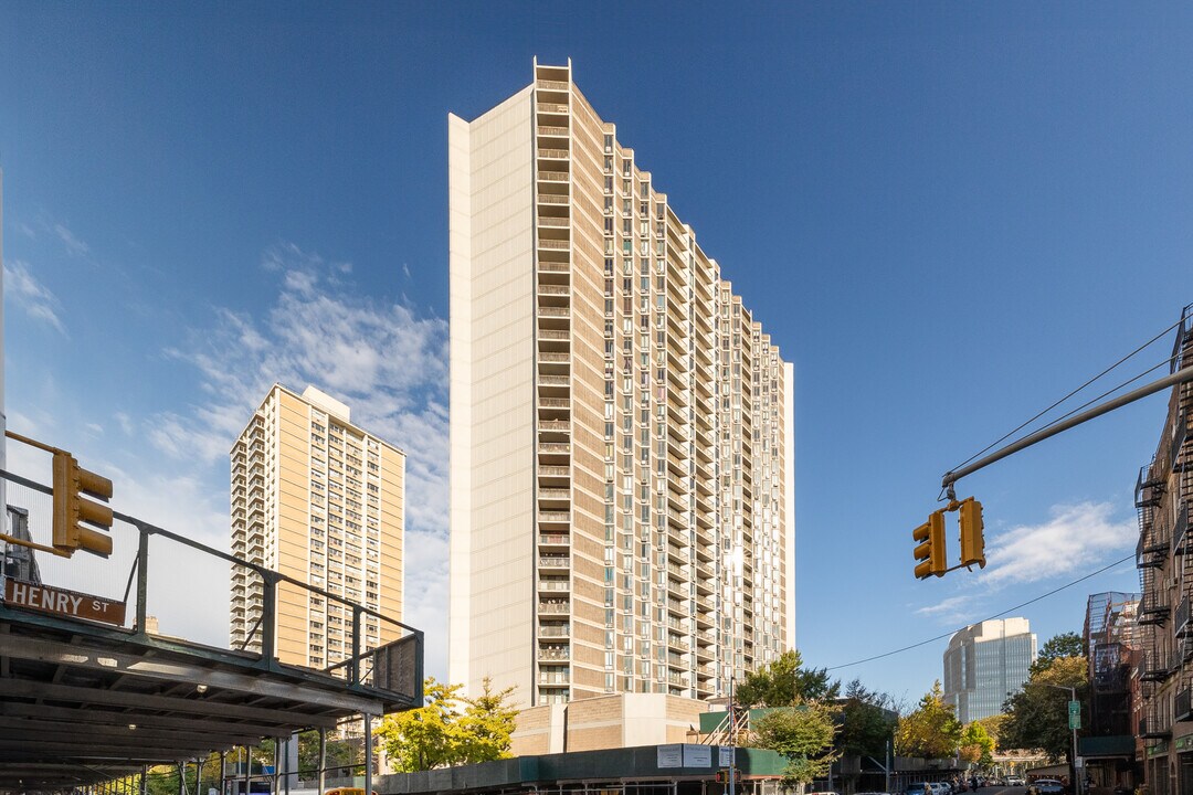 Cadman Towers in Brooklyn, NY - Foto de edificio