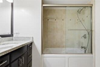 1733 Village Blvd in West Palm Beach, FL - Foto de edificio - Building Photo