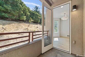 200 Caldecott Ln in Oakland, CA - Building Photo - Building Photo