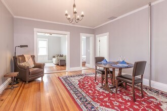 82 Gladstone St, Unit 1 in Boston, MA - Foto de edificio - Building Photo
