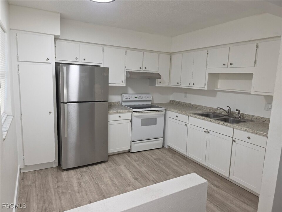 2708 Broadway in Ft. Myers, FL - Building Photo