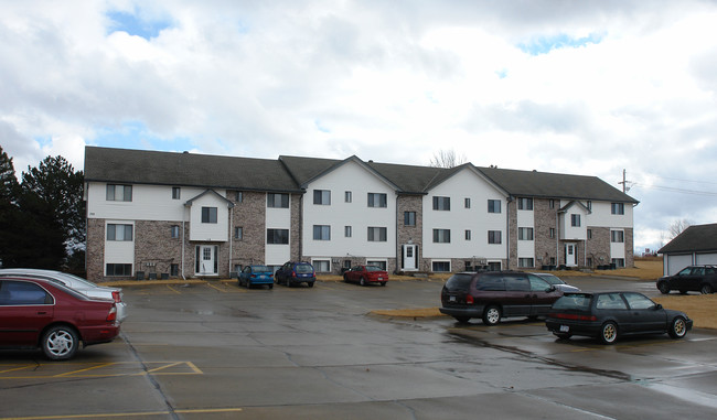 707-709 Golden Gate Cir in Papillion, NE - Foto de edificio - Building Photo