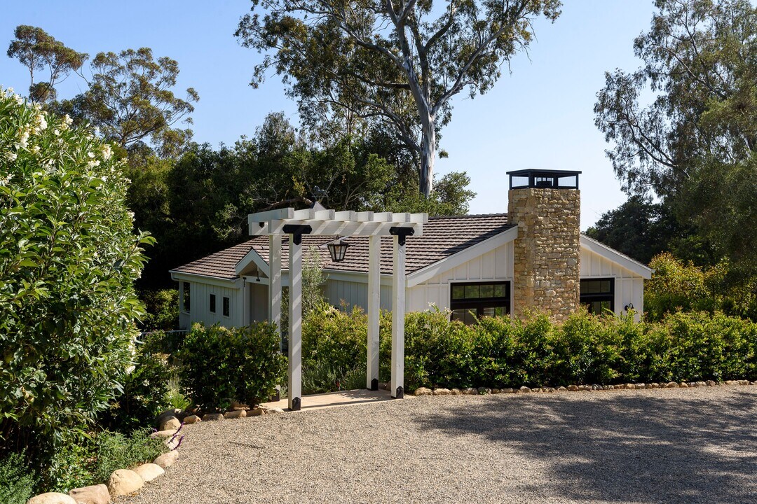 765 Hot Springs Rd in Montecito, CA - Building Photo