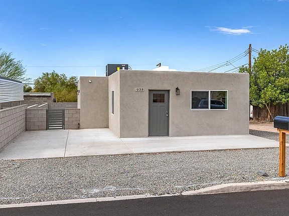 property at 938 E Waverly St