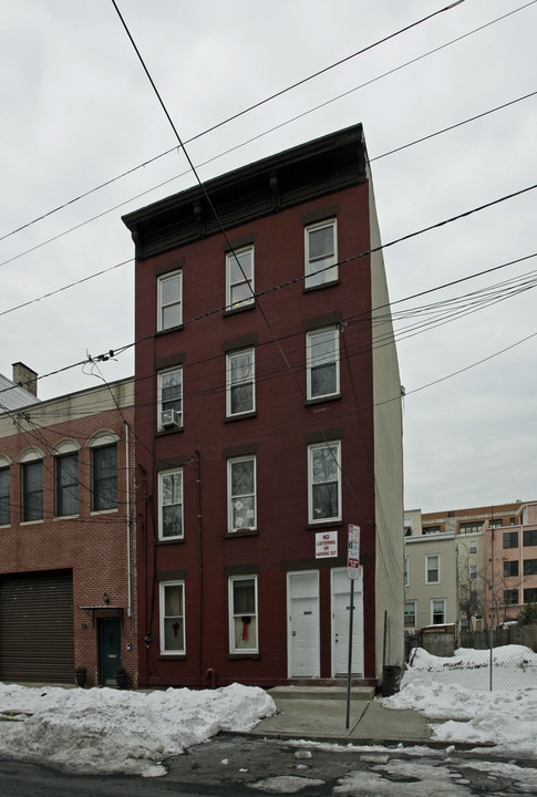 300 6th St in Jersey City, NJ - Building Photo