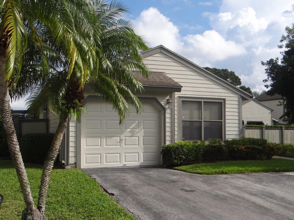 2529 Bedford Mews Dr in Wellington, FL - Building Photo