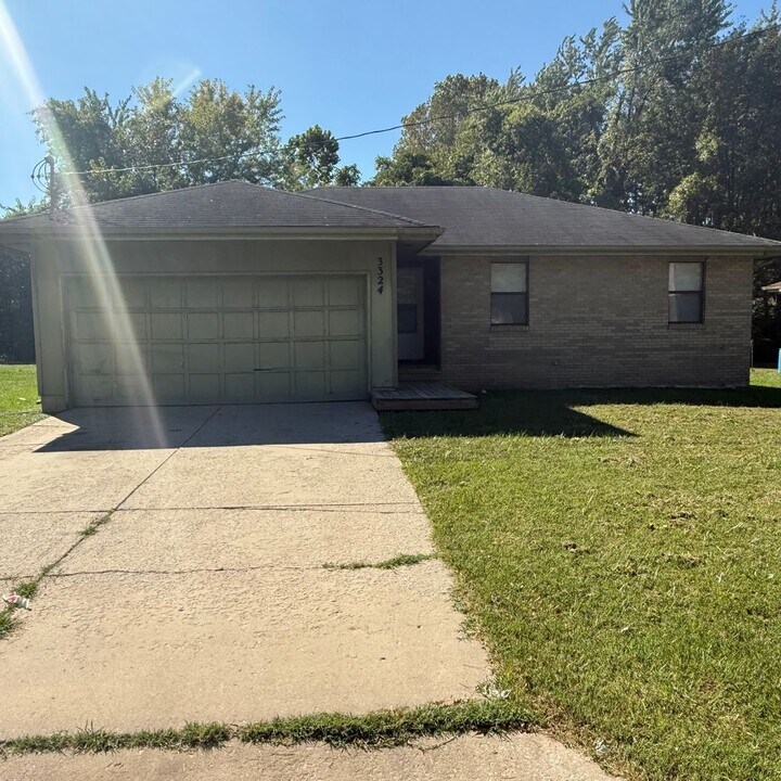 3324 W Riverside St in Springfield, MO - Building Photo