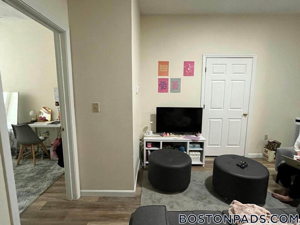 81 Essex St, Unit 33 in Boston, MA - Foto de edificio