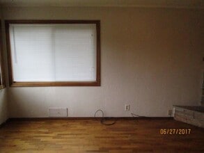 237 N Comstock Ave in Sutherlin, OR - Building Photo - Building Photo