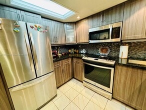 2625 Collins Ave in Miami, FL - Foto de edificio - Building Photo