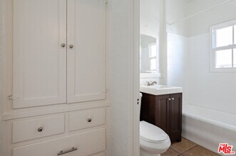 5320 W Olympic Blvd in Los Angeles, CA - Building Photo - Building Photo