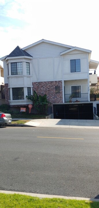 468 E Cypress Ave in Burbank, CA - Building Photo